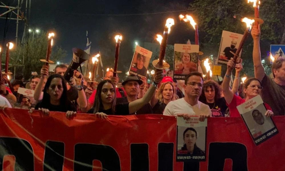 Ισραήλ: Νέες διαδηλώσεις κατά του Νετανιάχου - Έστησαν σκηνές κοντά στο κοινοβούλιο, γιατί πλέκουν ερυθρόλευκο κασκόλ 70 χιλιομέτρων (βίντεο)